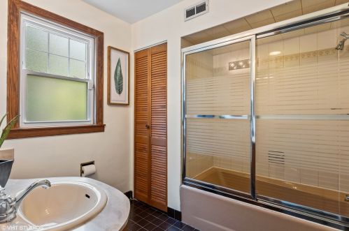 5800 Kenneth Ave, Chicago IL  60646-5910 exterior