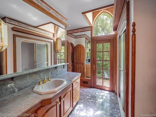 2009 Victoria Hl, Rochester MI exterior