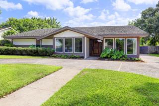 4911 Glenmeadow Dr, Houston TX  77096-4209 exterior