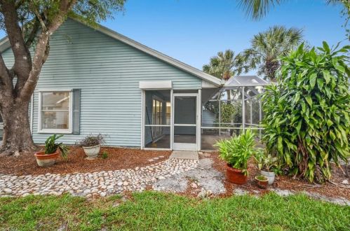 1335 Monarch Cir, Naples FL 34116-6615 exterior