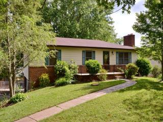 11 Hickory Dr, Asheville, NC 28806-9758