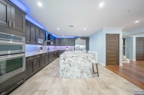 2 Lowell Ct, Teaneck NJ  07666-6466 exterior