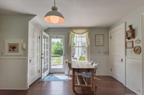 212 Main St, Ridgefield CT 06877-4922 exterior