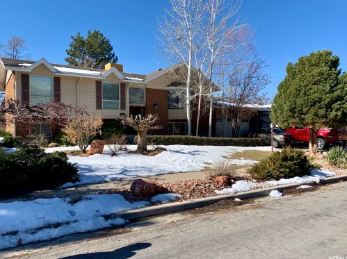 8672 Aspen Way, Sandy UT 84093-1827 exterior