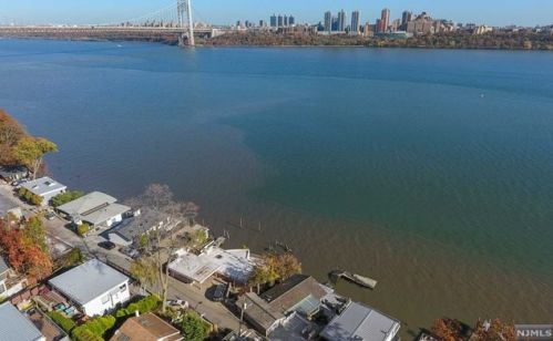 23 Shr Rd, Edgewater NJ 07020-1519 exterior