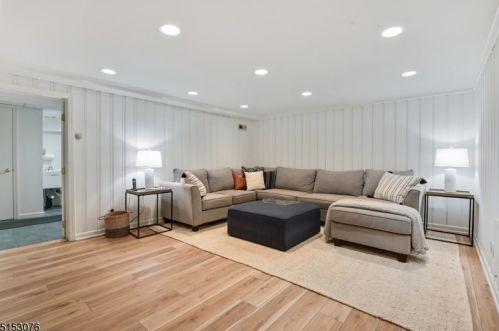 1 Crestwood Dr, Chatham Township NJ 07928-1720 exterior