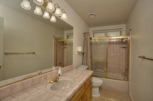 2181 Daubenberger Rd, Turlock CA 95380-9114 exterior