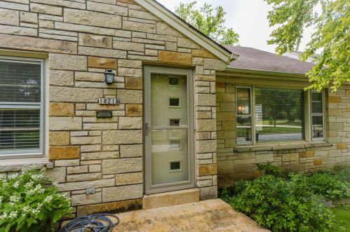 10218 Vienna Ave, Milwaukee, WI 53222-2355