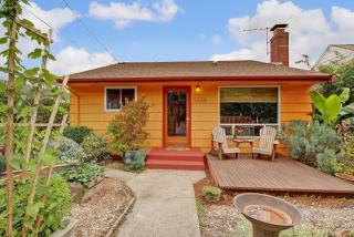 5306 32 Ave, Seattle WA  98118-6108 exterior