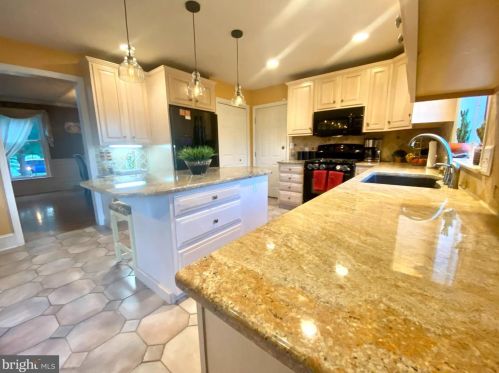 1121 Sunwood Ln, Lancaster PA  17601-7104 exterior