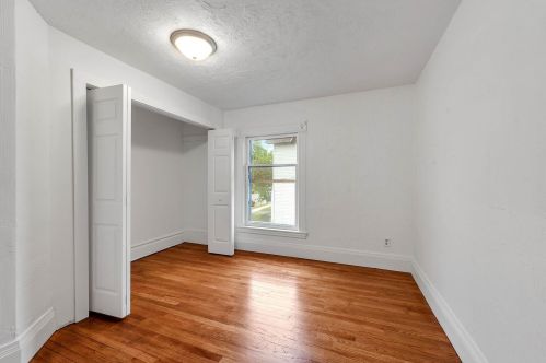 1560 Wealthy St, Grand Rapids MI 49506-2748 exterior