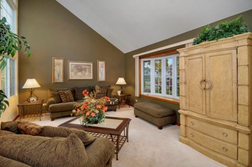 5819 Beverly Cir, Hanover Park, IL 60133-5248