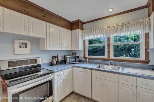 600 Edgemere Dr, Red Bank NJ 07711 exterior