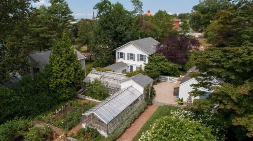 31 Bowery St, Middletown RI 02840-3560 exterior