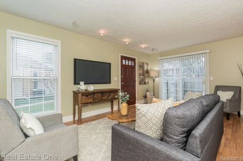 282 1st St, Rochester MI 48307-2600 exterior