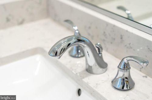 10272 Grosvenor Pl, Rockville MD 20852 exterior