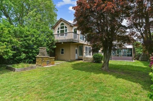 10 Beacon Ter, Middletown RI 02842-4808 exterior