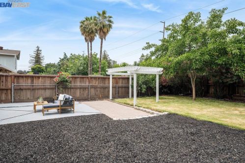 1143 Carey Dr, Concord CA 94520-4337 exterior