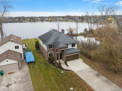 692 Appalachi St, Walled Lake MI  48390-1005 exterior