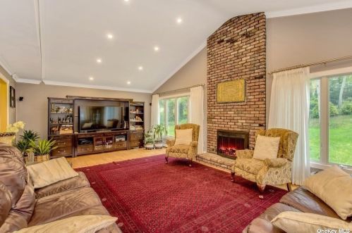 34 Fielding Ave, Huntington Station NY 11746-6731 exterior