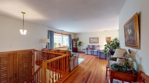 10 Oxcart Dr, Windsor CT 06095-1218 exterior