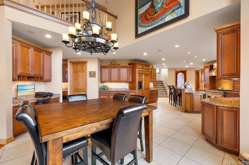 2384 Pebble Crk Dr, Rochester MI 48363-2228 exterior