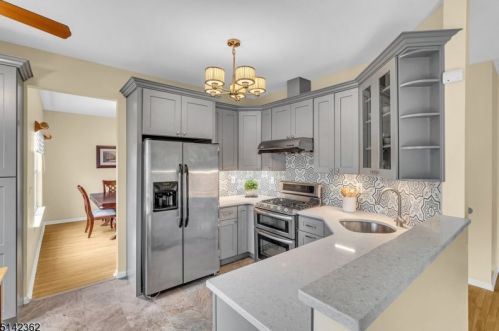 9 Delaney Ct, Bridgewater NJ 08807-5568 exterior