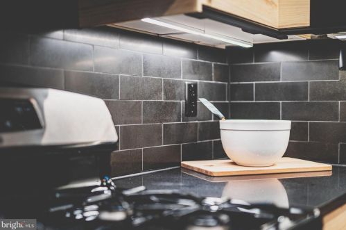 5637 Fenwick Dr, Alexandria VA 22303-1524 exterior