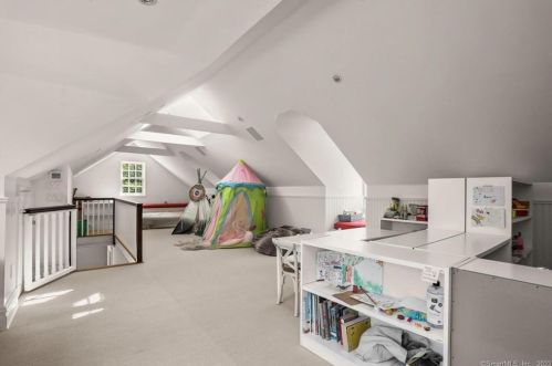 20 Partridge Holw Rd, Greenwich CT 06831-2663 exterior