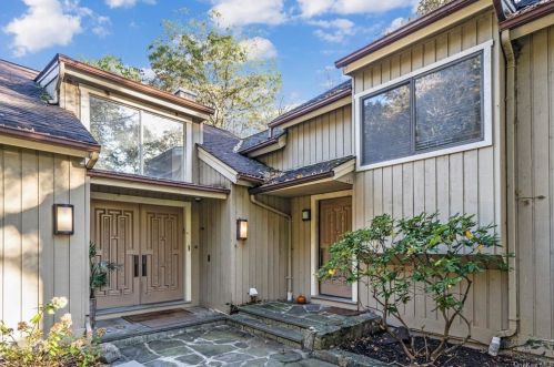 16 Hemlock Hollow Rd, Armonk, NY 10504-3009