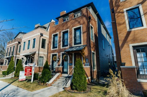 542 Fairview Ave, Grand Rapids, MI 49503-1517