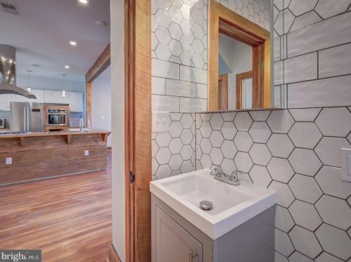 1805 Kearny St, Washington DC  20018-2435 exterior