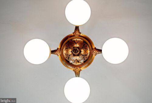 526 Girard Ave, Philadelphia PA 19130-1617 exterior