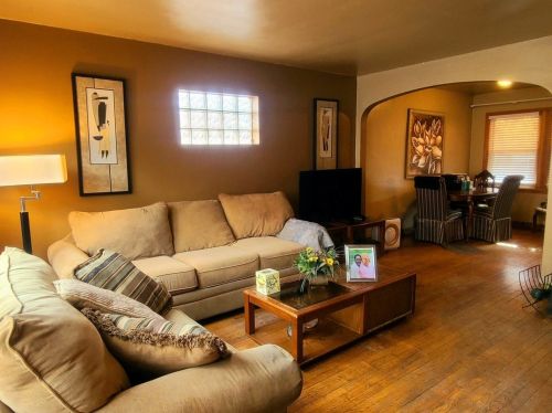 1951 74th St, Chicago, IL 60649-3133