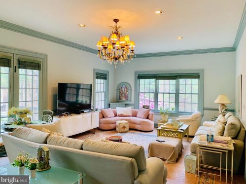 1289 Ballantrae Farm Dr, Mc Lean VA 22101-3027 exterior