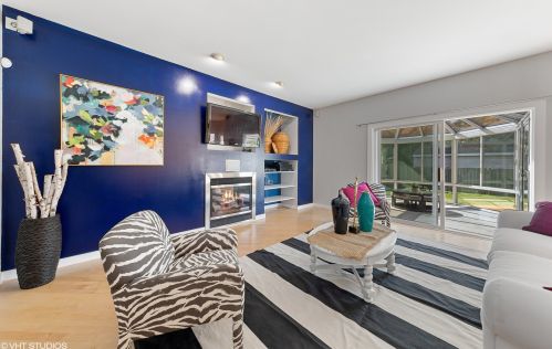 692 Indiana St, Elmhurst IL 60126-1345 exterior