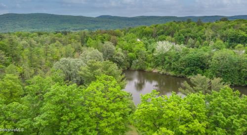 47 Fairwynds Dr, Lenox MA 01240-2729 exterior