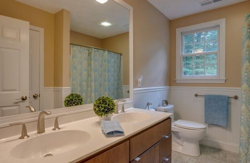 37 Chestnut St, North Andover MA  01845-5211 exterior