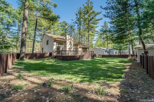 4082 Pinestead Dr, Walled Lake MI 48390-1344 exterior