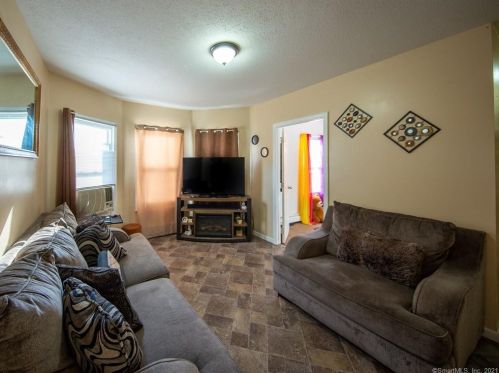 28 Hollister St, Manchester CT 06042-3532 exterior