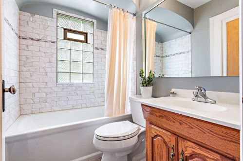 209 Honey Crk Dr, Milwaukee WI 53221-4062 exterior