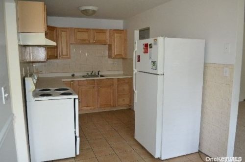 384 Locust St, Central Islip, NY 11722-4833