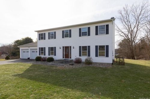 5 Hart Dr, Poughkeepsie, NY 12603-1147