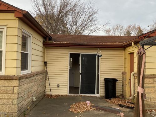 2933 Rochelle Ave, Milwaukee WI  53209-2624 exterior