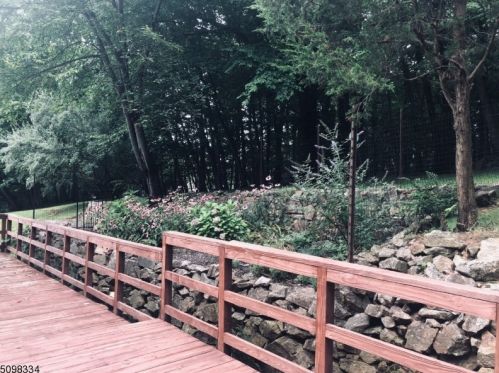 8 Dogwood Ct, Hackettstown NJ exterior