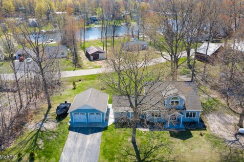 45551 Peninsula Dr, Grand Junction MI 49056-9462 exterior