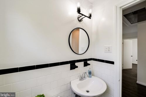 6928 Westhampton Dr, Alexandria VA 22307-1528 exterior