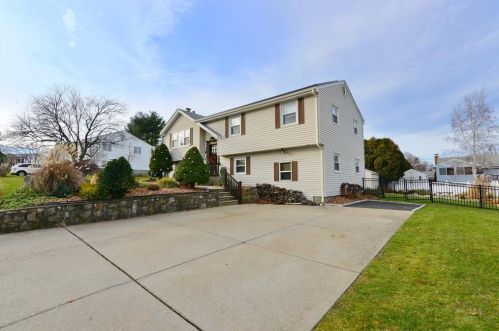 9 Ferncrest Dr, Providence RI 02919-3503 exterior