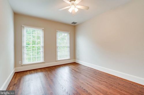 1402 Harvest Xing Dr, Mc Lean VA 22101-5650 exterior