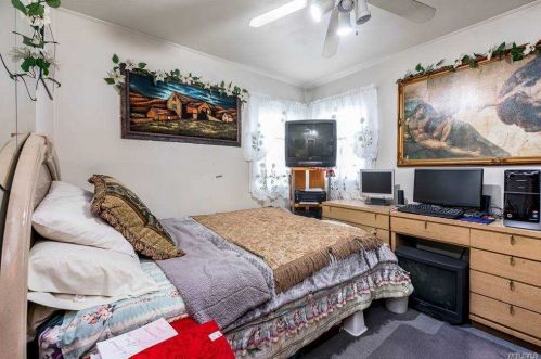 47 Carl St, Valley Stream NY 11580-4035 exterior